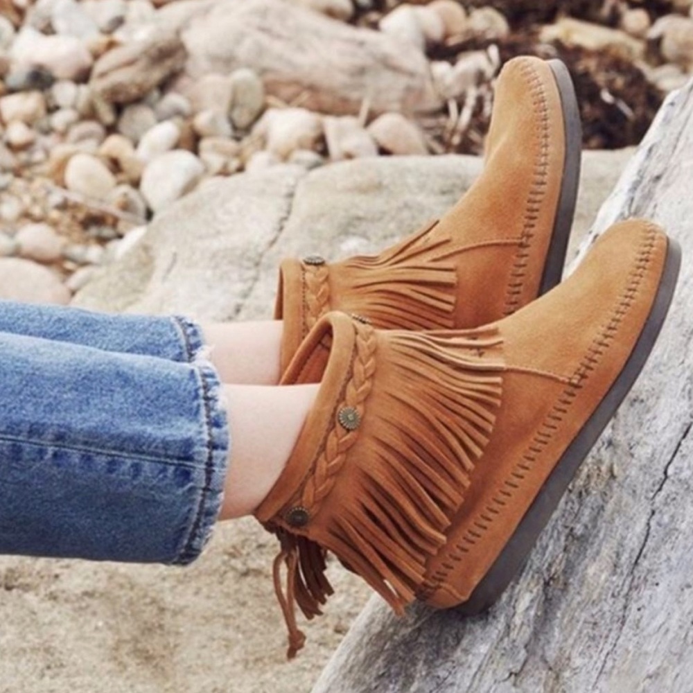 Minnetonka Dusty Brown Suede Hi Top Back Zip Fringe Ankle Booties